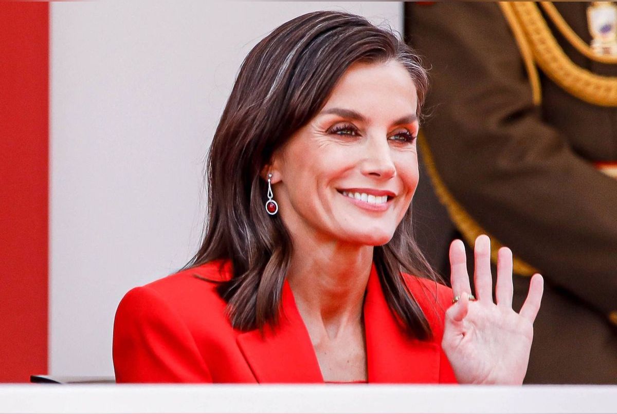 Letizia Despagne La Reine Renversante Dans Un Total Look Rouge Pour