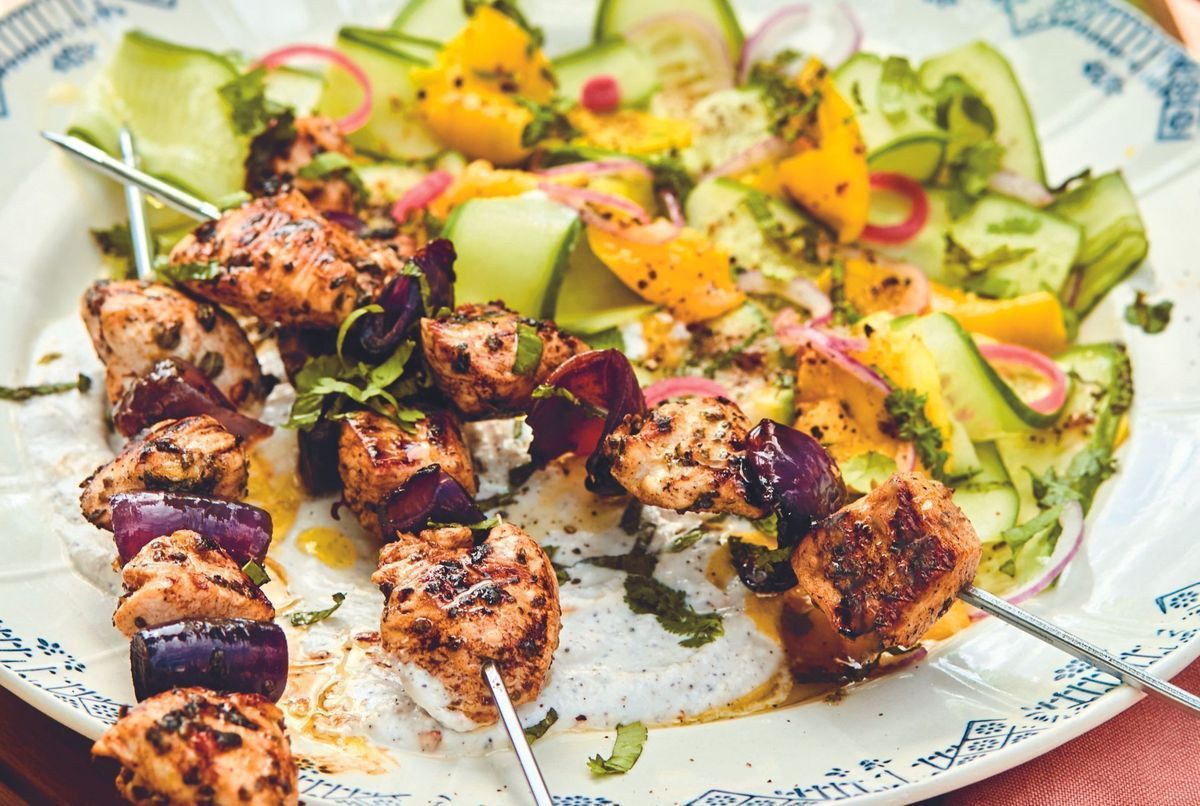 Brochettes De Poulet Marin Feta Au Sumac Salade De Concombre Mangue