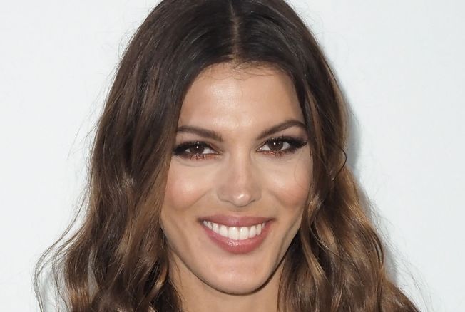 Iris Mittenaere prend la pose en bikini rétro son chéri la complimente