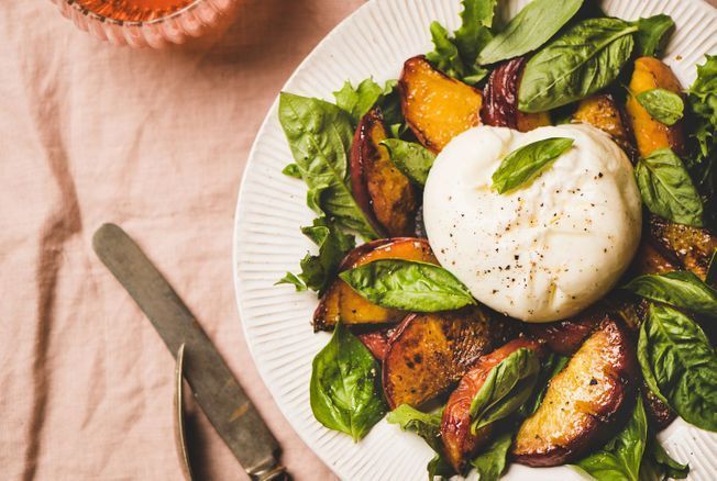 Cette salade de pêches rôties à la burrata va vous étonner La recette