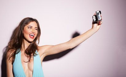 Une femme se prend en selfie