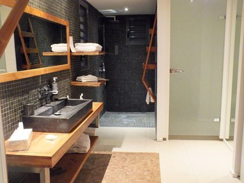 L'une des deux salles de bain d'une suite de l'hôtel Toubana.