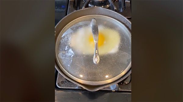 Apparemment, c'est comme ça qu'il faut cuire l'œuf au plat (ah bon ?)