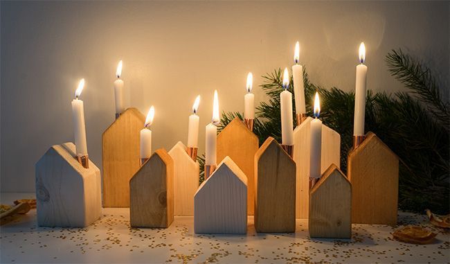 Un village de Noël avec des bougies allumées.