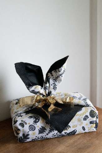 Un tuto furoshiki DIY en tissu noir et doré.