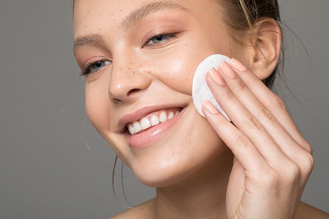 Se nettoyer le visage matin et soir, bonne ou mauvaise idée ? L'avis d'une  spécialiste de la peau