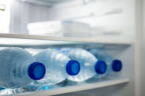 bouteille d'eau au réfrigérateur 