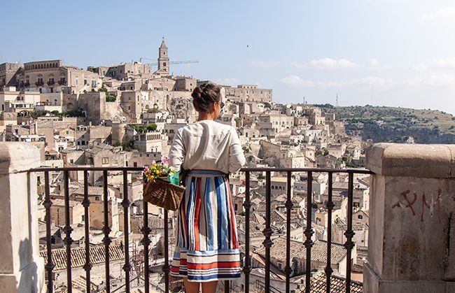 Une touriste à Matera en Italie.