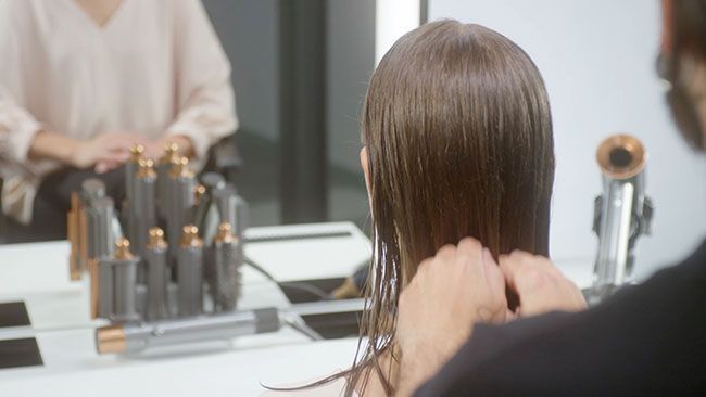 Un produit de coiffage appliqué dans les cheveux.