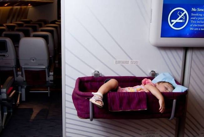 Prendre l'avion avec un bébé : combien ça coûte ? 