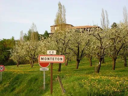 La plaque du village de Monteton.