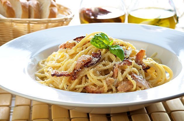 Masterclass : les pâtes à la carbonara de Simone Zanoni  Simone Zanoni  nous livre la VRAIE recette des spaghetti carbonara, celle qui respecte la  pure tradition italienne : sans crème ni
