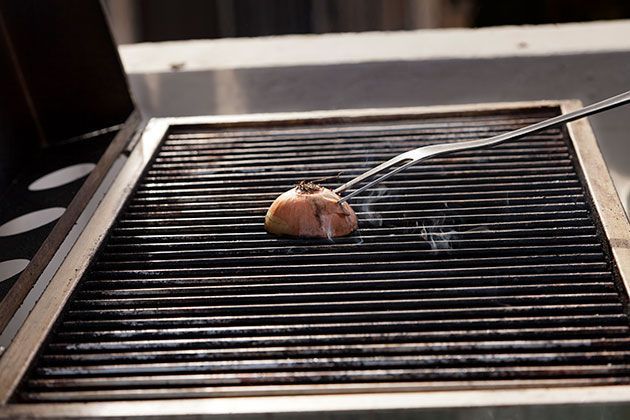 Nettoyer la grille du barbecue sans toxiques