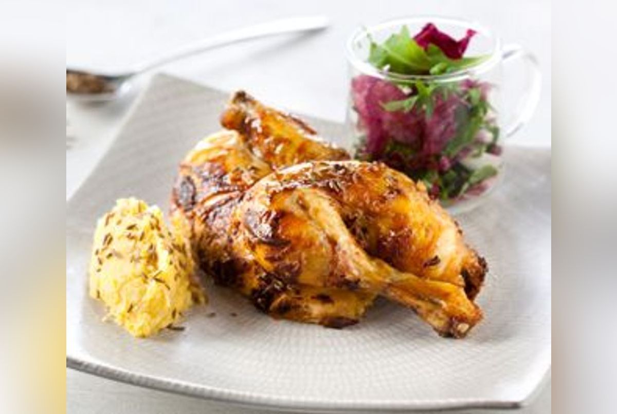 Coquelet en crapaudine au carvi, mesclun aromatique et purée de maïs