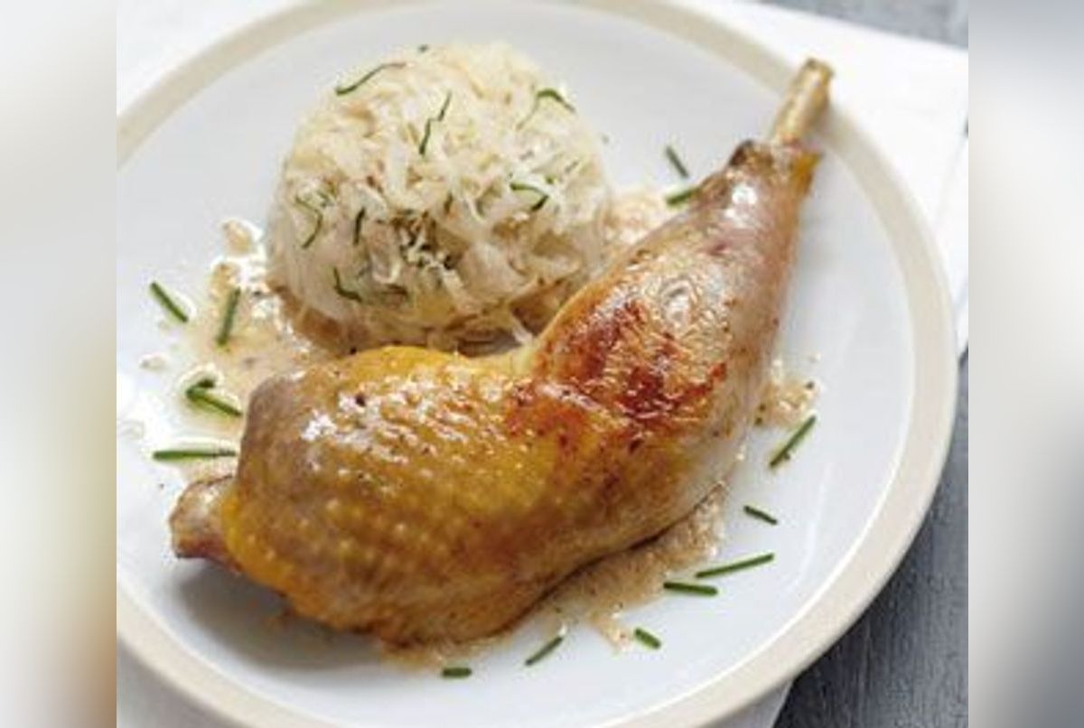 Cuisse de pintade fermière grillée, salade de choucroute crue au cumin