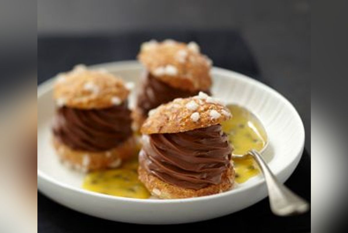 Choux au chocolat et crème à la passion