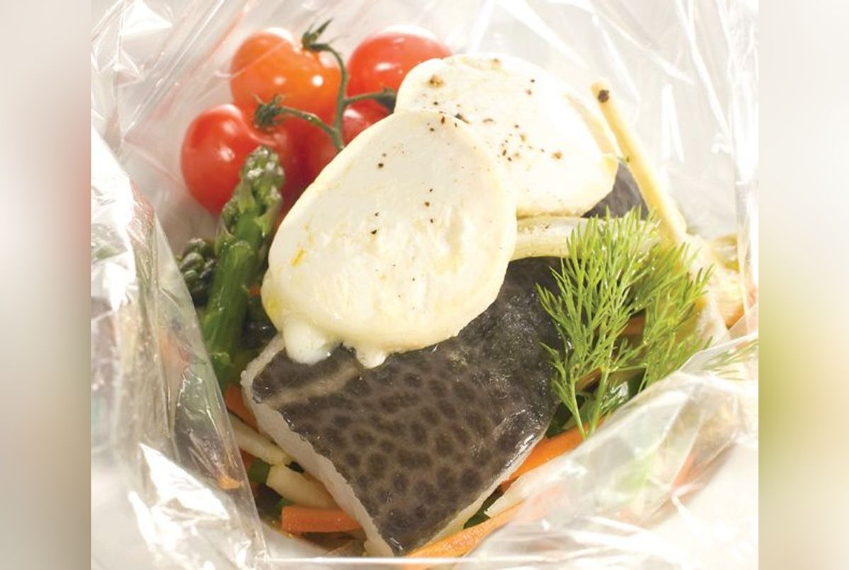 Papillote de cabillaud, Chavignol fondant et julienne de légumes - Recette