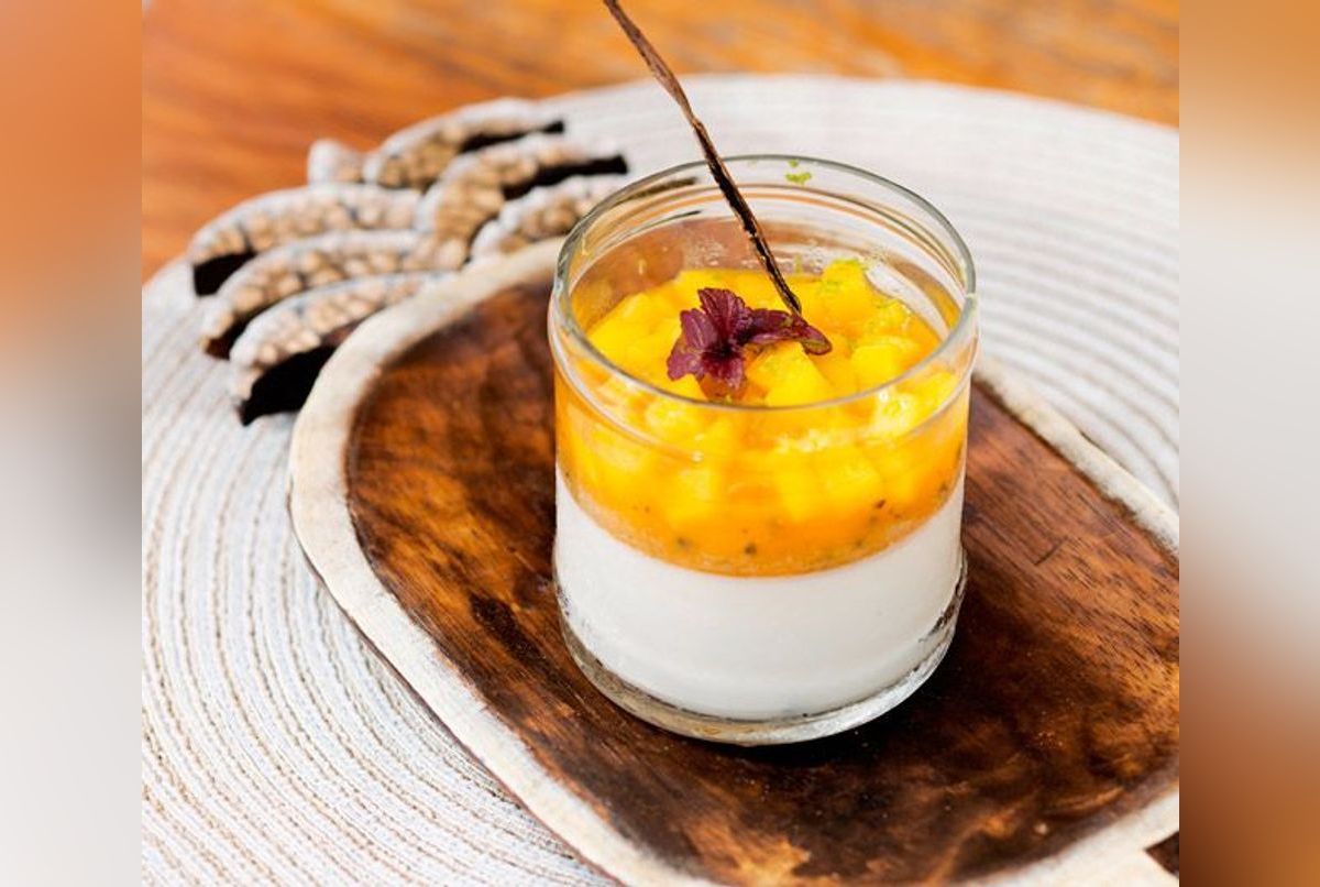 Blanc-manger coco-vanille au coulis passion rapide : découvrez les recettes  de cuisine de Femme Actuelle Le MAG