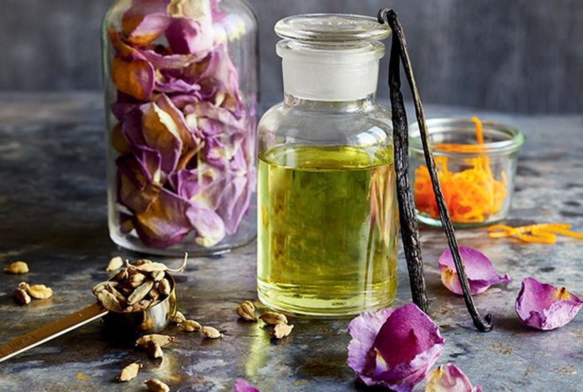 Aphrodisiaque naturel : la recette de l'huile parfumée maison à la