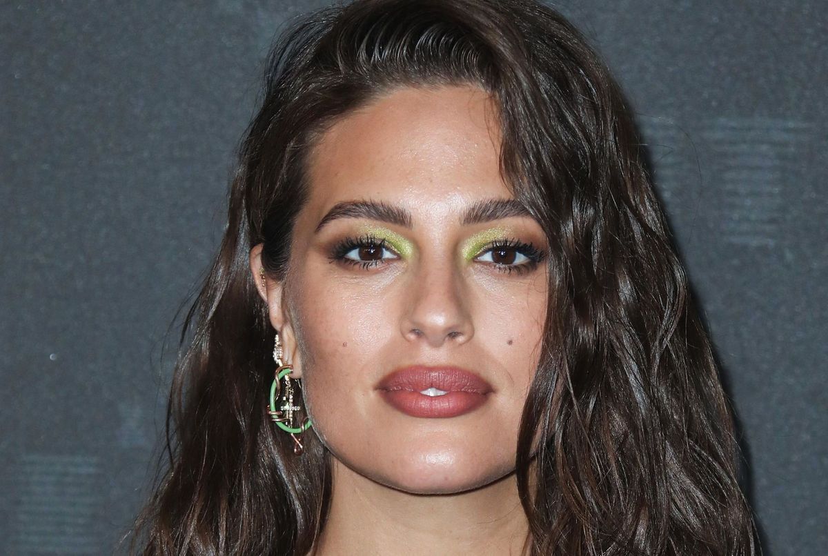 Ashley Graham pose nue pour dévoiler ses vergetures et son corps post