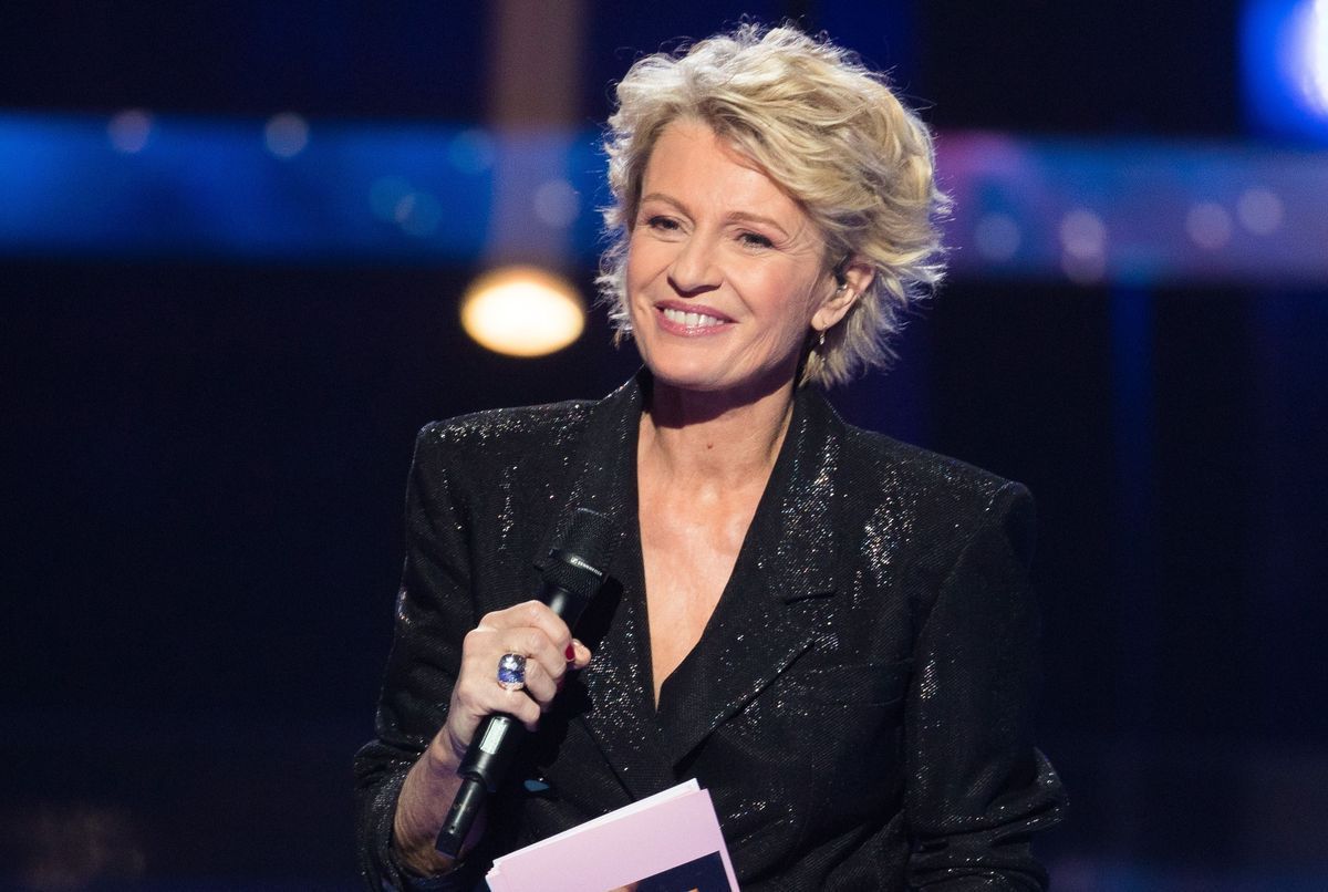 Sophie Davant lassée de sa coupe courte ? Elle rayonne avec sa nouvelle