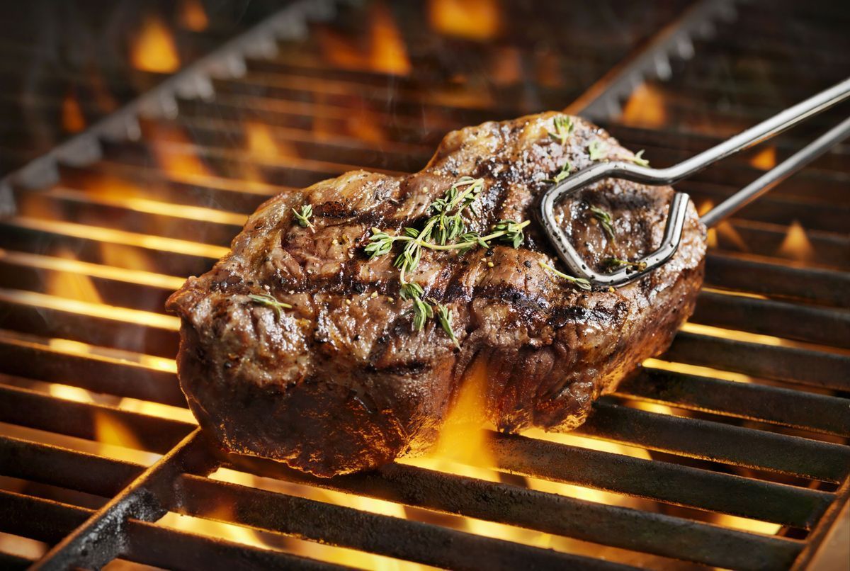 Barbecue : l'astuce imparable pour savoir si la viande est cuite sans la  découper