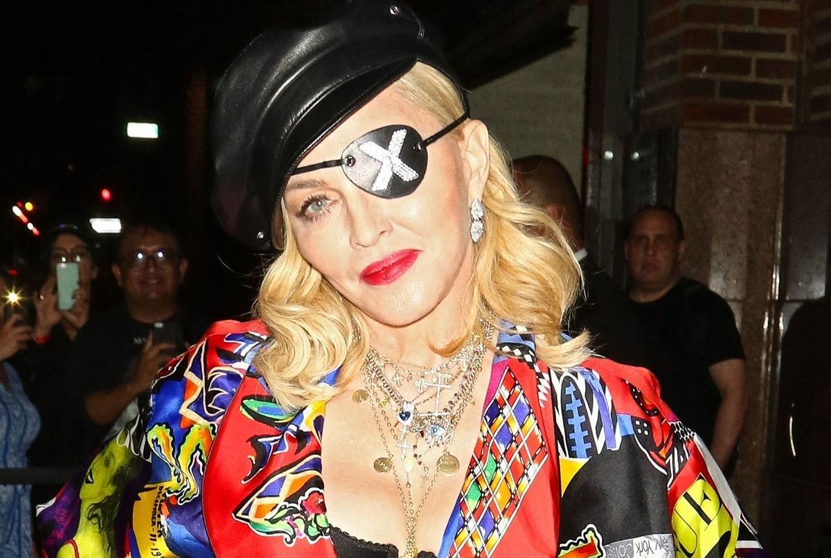 Madonna Nue Avec Une Béquille Dans Sa Salle De Bain La Photo Lunaire