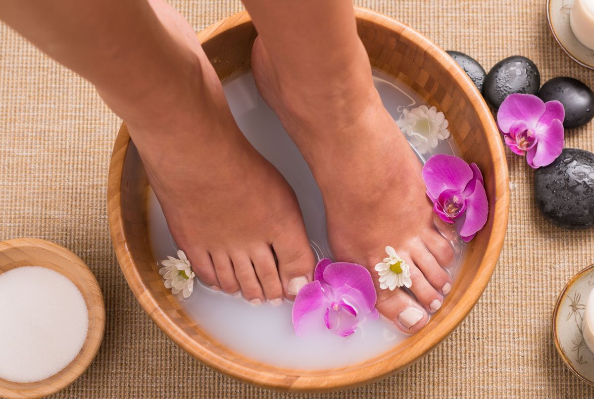 Relaxant, détox, anti-jambes lourdes : 5 bains de pieds originaux ...