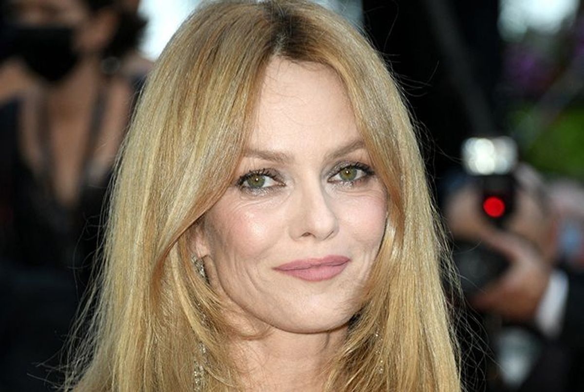 Vanessa Paradis sexy et glamour, elle se met à nu et dévoile son corps en  lingerie noire et robe transparente