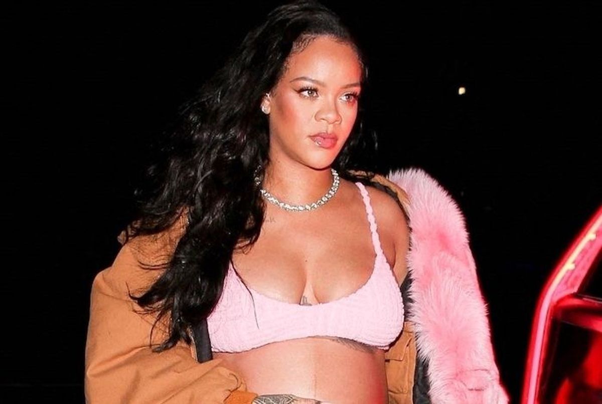 Rihanna enceinte : cette retouche photo de son ventre qui ne passe pas -  Elle