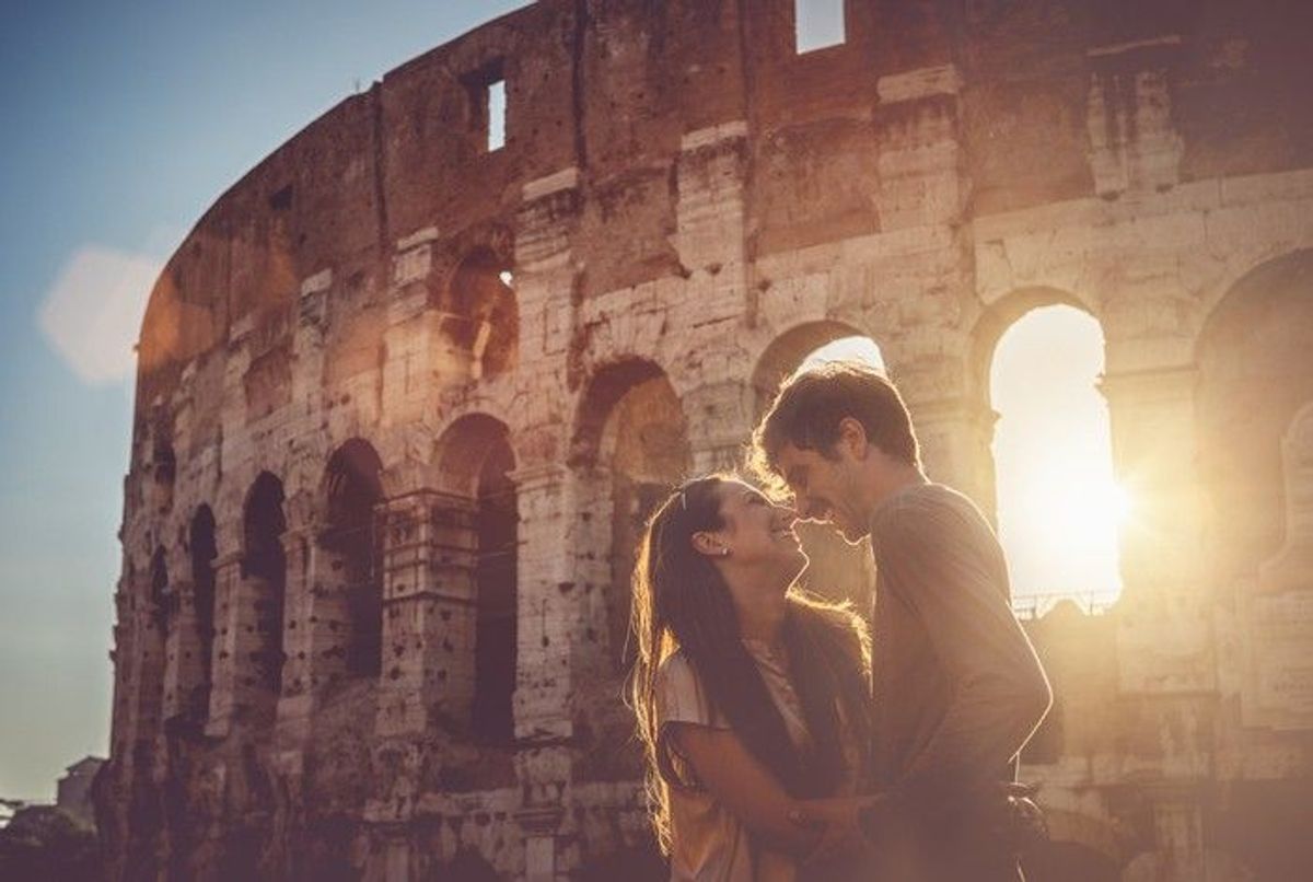 Italie : les panneaux « zone romantique » invitent les amoureux à échanger  un baiser de cinéma