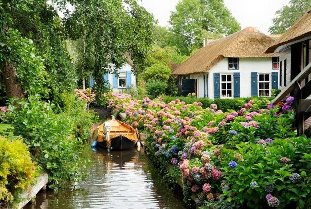Dit kleine dorp, gelegen in Nederland, is als een sprookjesachtige omgeving
