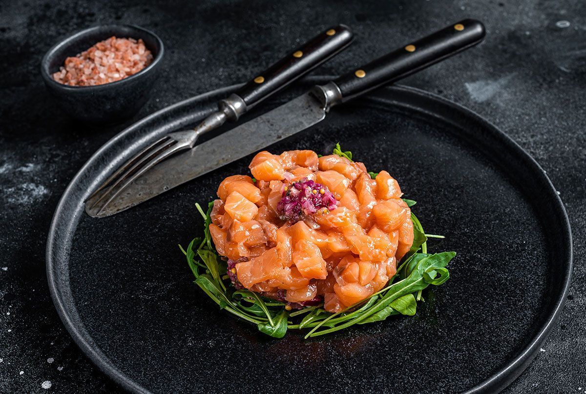 Cyril Lignac revisite le traditionnel tartare de saumon et signe une