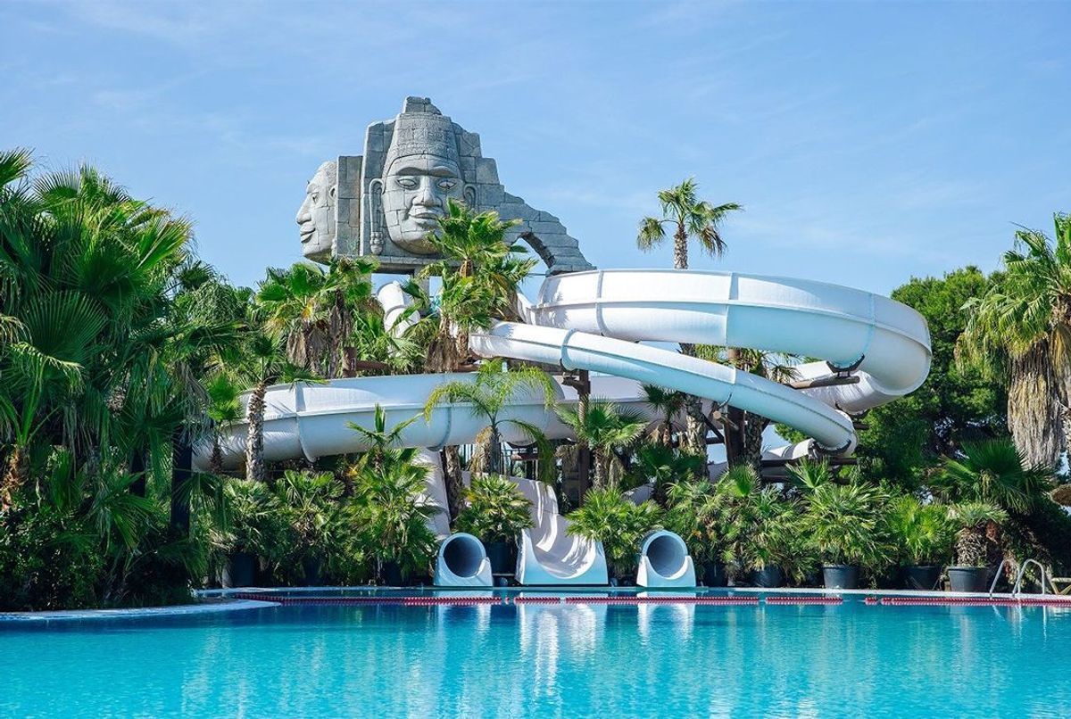 Ce parc aquatique de camping entouré de palmiers est le préféré des Français, il mesure 5 000 m²