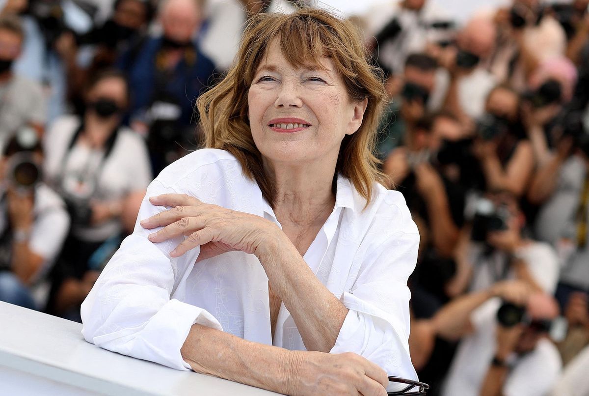 Pierre Richard et Jane Birkin lisant les journaux Ouest France et... Photo d'actualité - Getty Images Pierre Richard et Jane Birkin lisant les journaux Ouest France et... Photo d'actualité - Getty Images