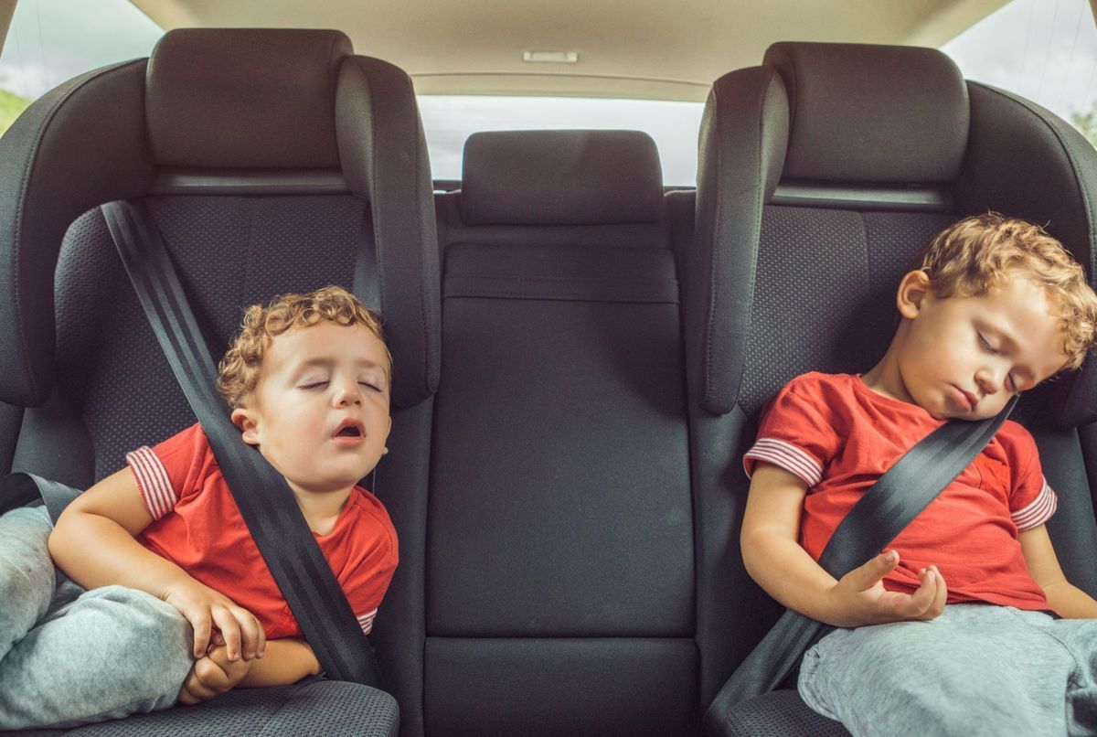 Bébé oublié dans la voiture voici dans quelles circonstances vous avez le droit de briser la