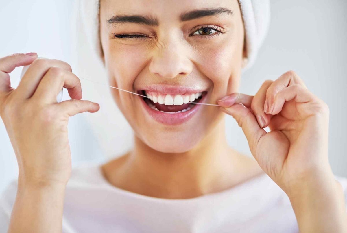 Le moyen le plus efficace pour utiliser son fil dentaire ne nécessite que ces quatre étapes faciles