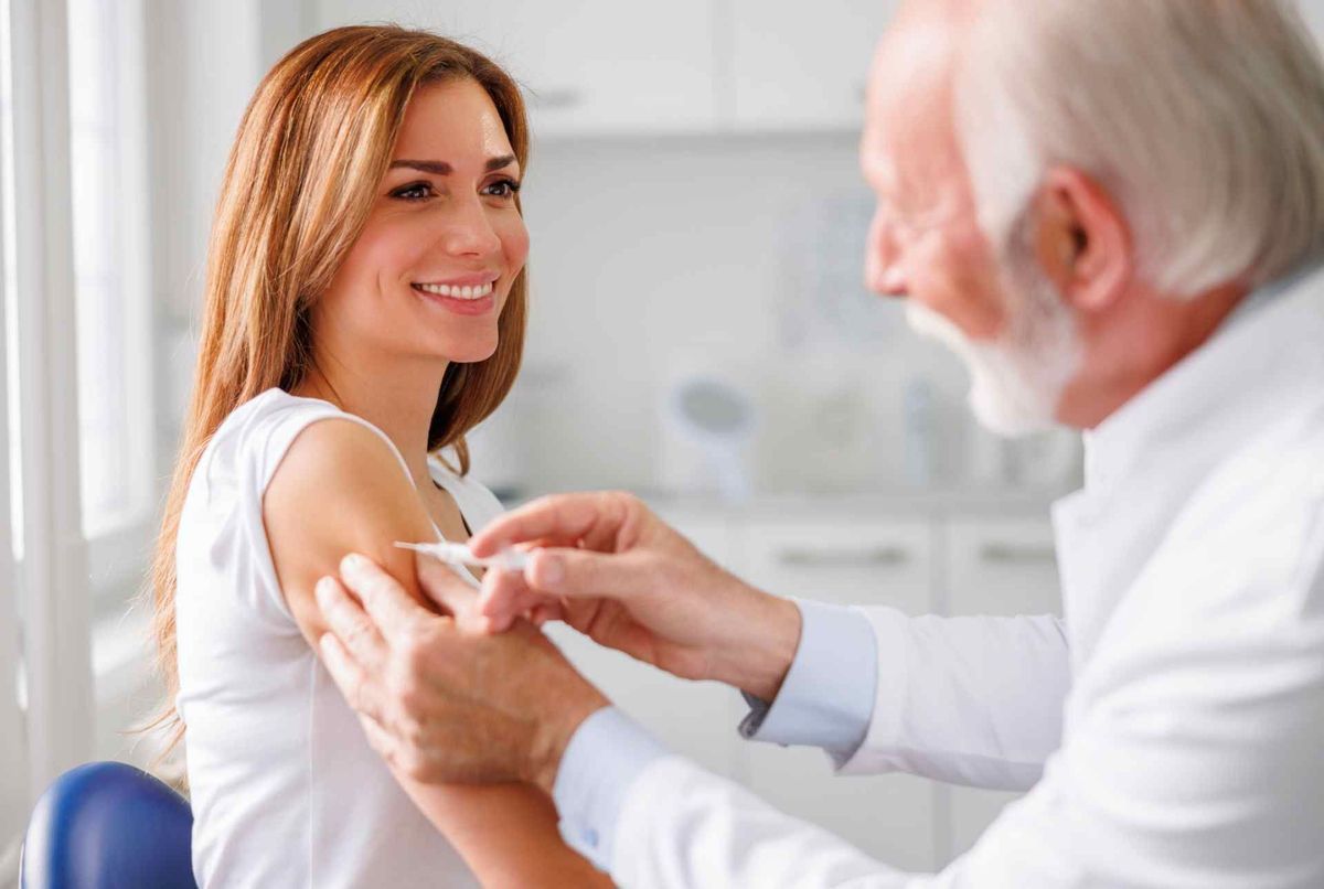 Santé pratique : infirmiers, pharmaciens, sages-femmes, qui a le droit de faire un vaccin ?