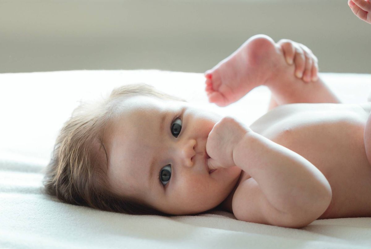 Tête plate du nourrisson : Si on couche les bébés sur le côté, le nombre  de morts subites risque d'augmenter - France Bleu