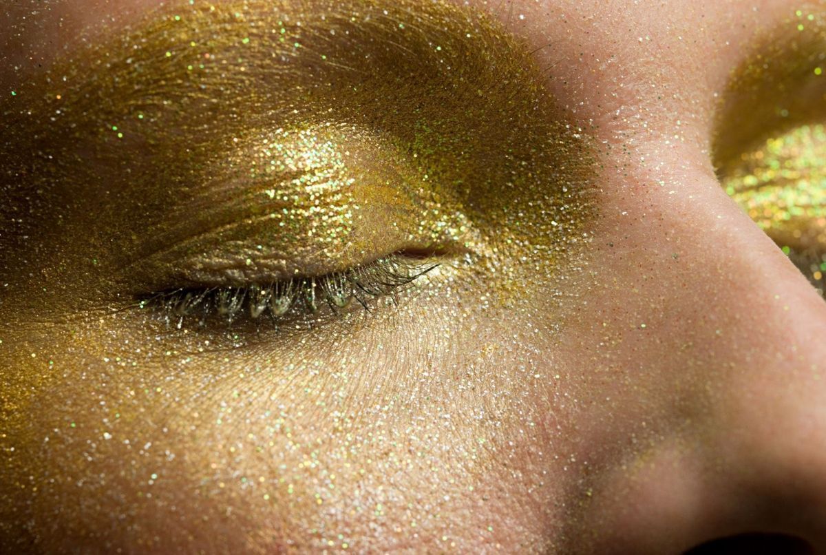 Comment porter le maquillage à paillettes pour les fêtes ?