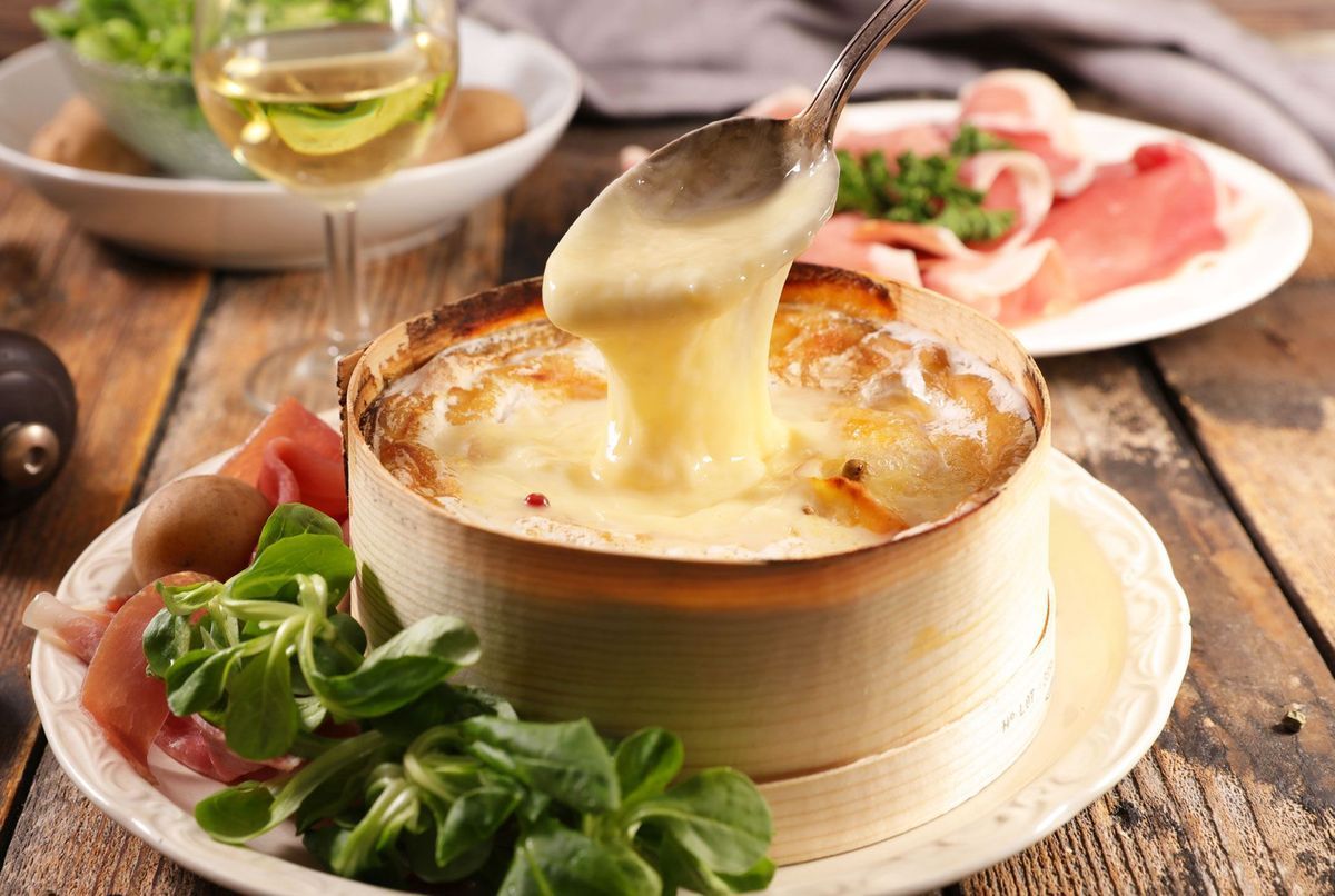Fromage fondu : voici la recette officielle du Mont d’Or au four
