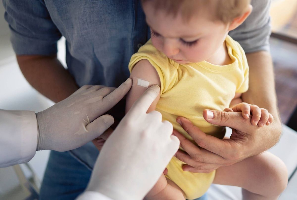 Infections invasives à méningocoques : bientôt d’autres vaccinations obligatoires chez les bébés ?