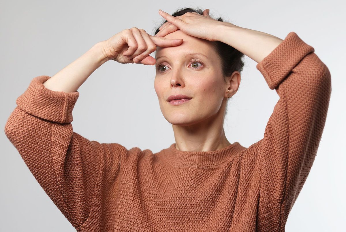 Rides sur le front : une facialiste livre ses 4 gestuelles pour les lisser