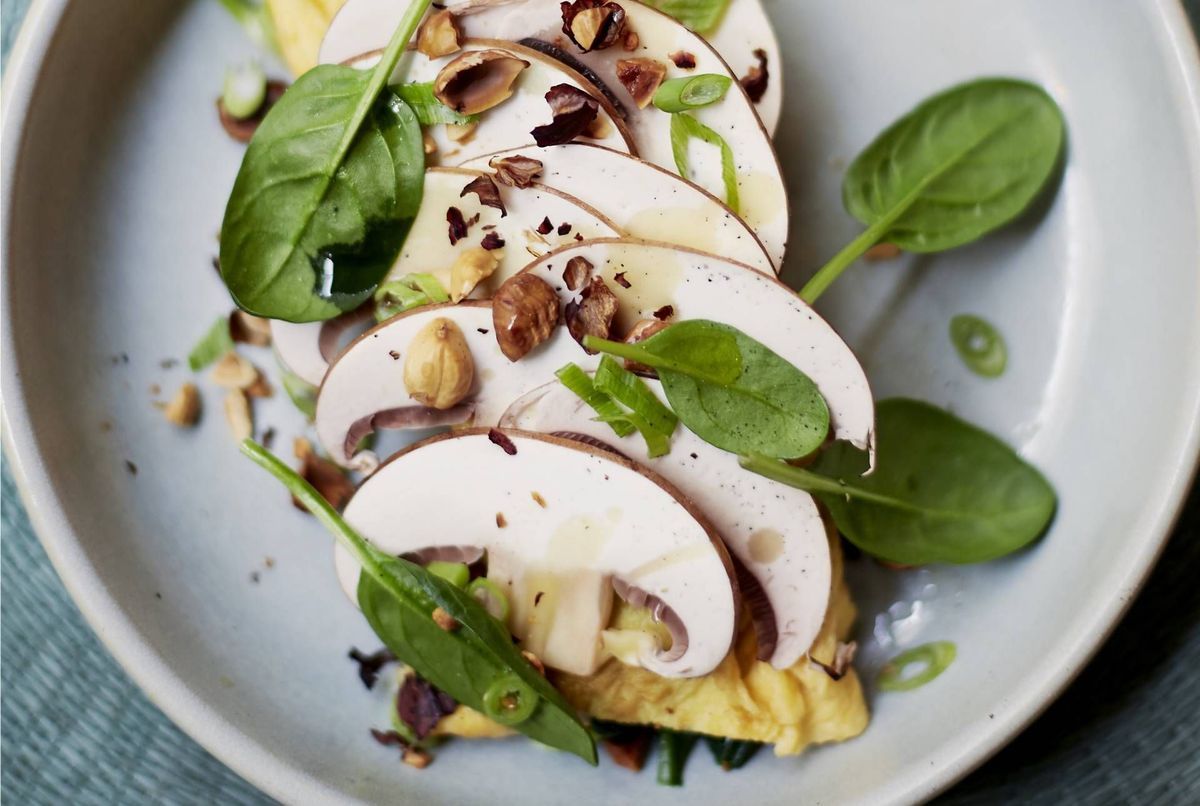 Omelette aux épinards, carpaccio de champignons de Paris