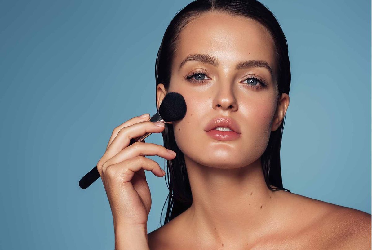 Voici la nouvelle poudre libre de Huda Beauty à avoir pour un maquillage au fini naturel et