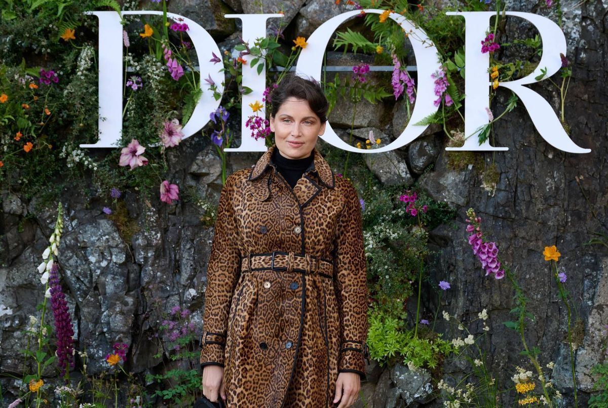 laetitia-casta-en-trench-l-opard-et-ballerines-r-tro-sa-le-on-de