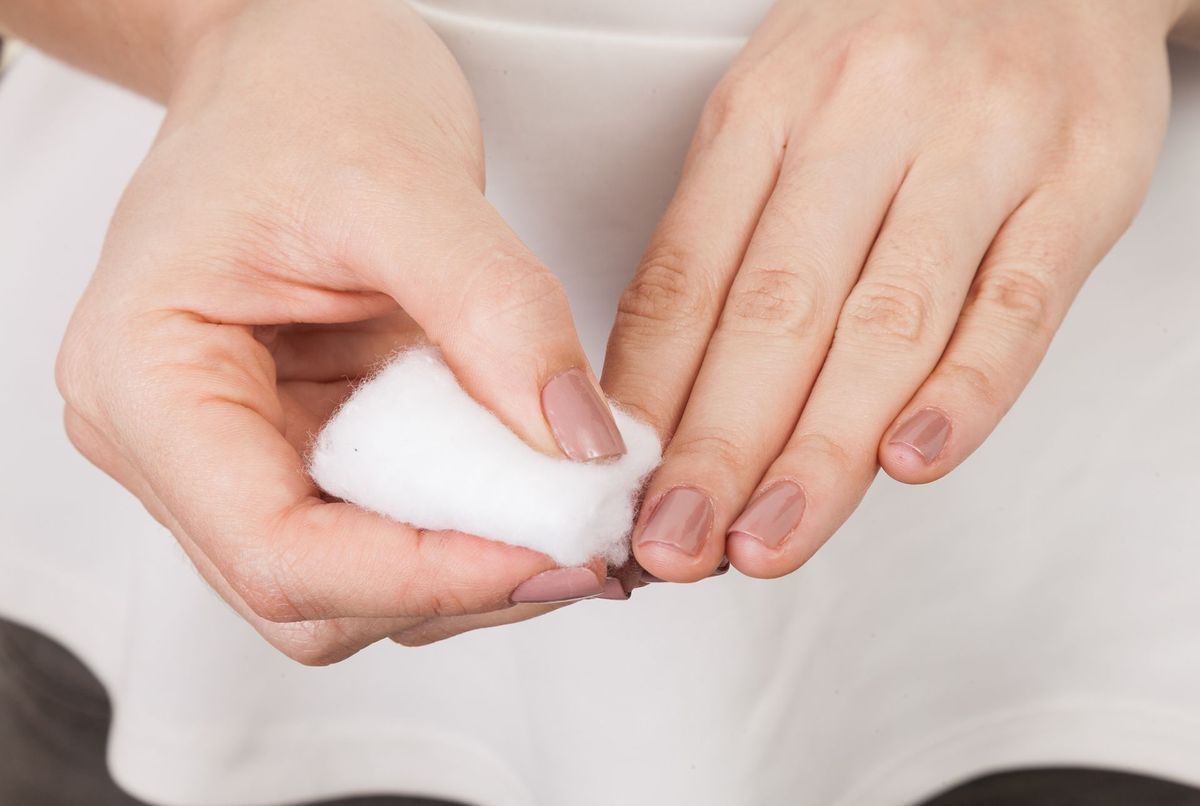 Comment retirer son vernis à ongles rapidement 2 astuces de pro