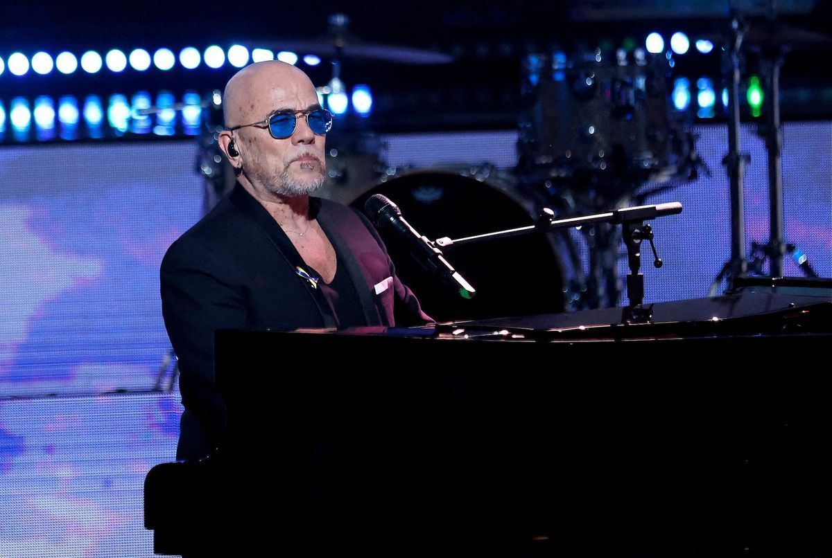 Il y a quelques complications » : Pascal Obispo souffrant, le chanteur de 60  ans évoque ses soucis de santé