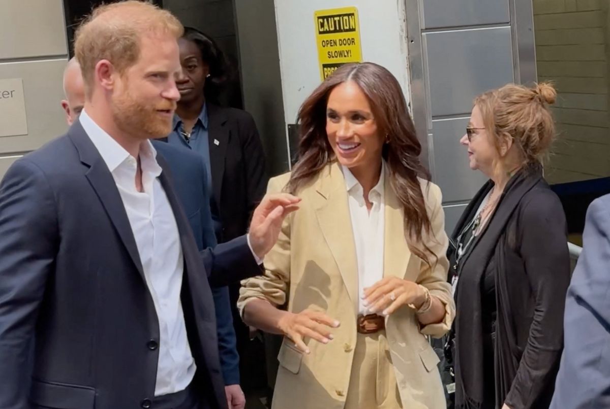 Main dans la main avec le prince Harry, Meghan Markle illumine les rues de New York avec un look « safari chic »