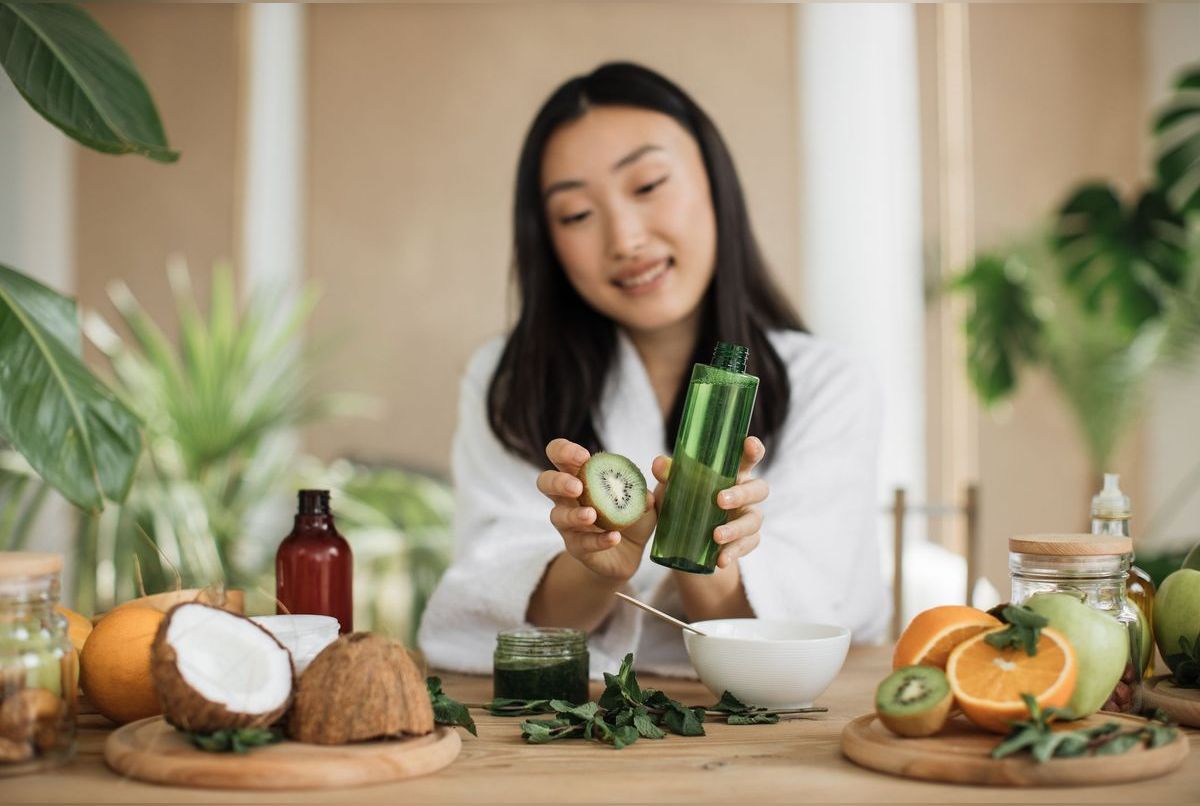 Cosmétiques : le naturel est-il vraiment mieux que le synthétique pour la peau ?
